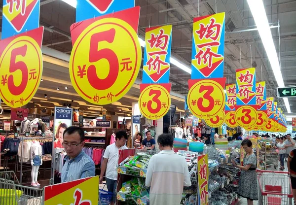 Chińscy Klienci Robią Zakupy Supermarkecie Szanghaju Chiny Sierpnia 2014 — Zdjęcie stockowe