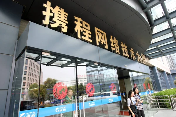 Funcionários Deixam Prédio Escritórios Agência Viagens Online Chinesa Ctrip Xangai — Fotografia de Stock
