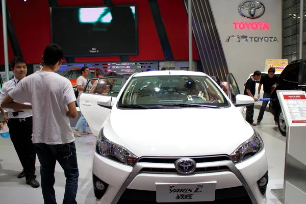 Een Bezoeker Probeert Een Toyota Yaris Van Gac Toyota Een — Stockfoto