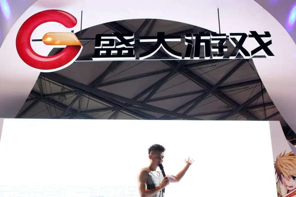 Čínský Hostitel Spatán Stánku Shanda Interactive Entertainment Během Čínské Digitální — Stock fotografie