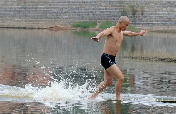 Κινέζος Μοναχός Λιάνγκ Τρέχει Ξύλινες Σανίδες Στο Νερό Στο Κάκουανγκ — Φωτογραφία Αρχείου