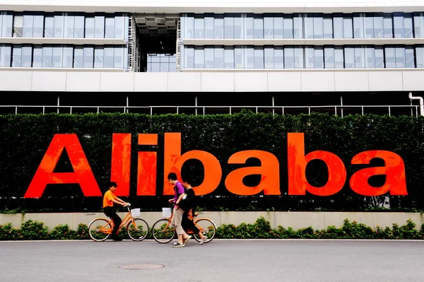 Alkalmazottak Ciklus Múlt Székhelyén Kínai Kereskedelmi Óriás Alibaba Csoport Hangzhou — Stock Fotó