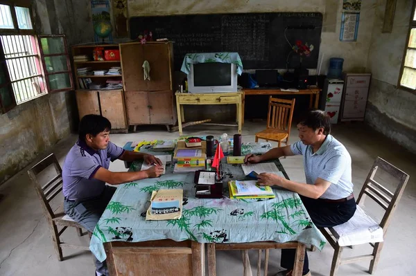 Maestros Chinos Xie Daoyu Izquierda Fei Ruizhong Preparan Lecciones Oficina — Foto de Stock