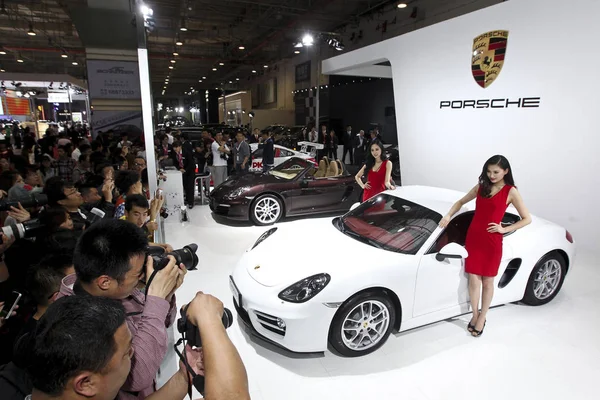 File Visitors Take Photos Models Posing Porsche Sports Cars Auto — Stockfoto