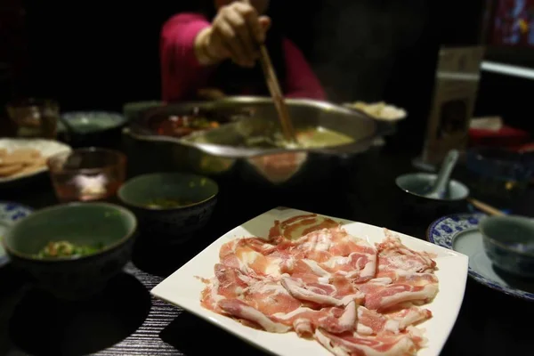 Customer Eats Hotpot Hot Pot Restaurant Shanghai China May 2013 — Stock Photo, Image