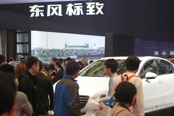 Lidé Navštívit Stánek Dongfeng Peugeot Shanghai International Automobile Průmyslu Výstavy — Stock fotografie