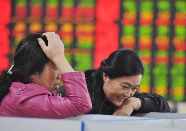 Chinese Investors React Look Prices Shares Red Price Rising Green — Stock Photo, Image