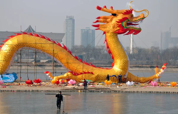 Trabajadores Chinos Desmantelan Andamiaje Alrededor Enorme Dragón Que Mide 126 — Foto de Stock
