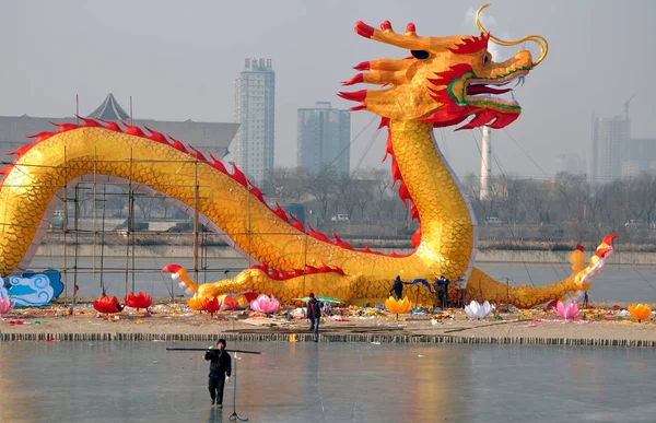 Les Travailleurs Chinois Démantelent Échafaudage Autour Énorme Dragon Qui Mesure — Photo