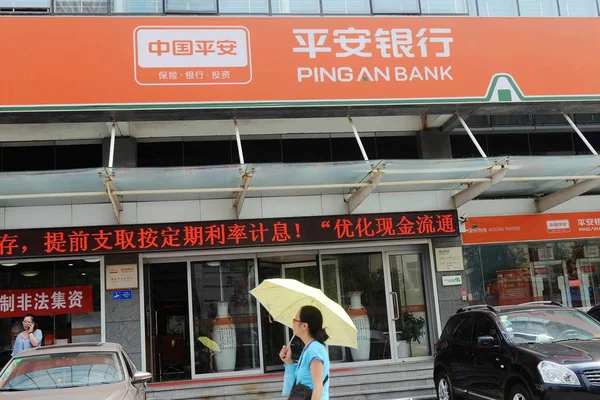 Ένας Πεζός Περπατά Πέρα Από Ένα Υποκατάστημα Της Ping Bank — Φωτογραφία Αρχείου