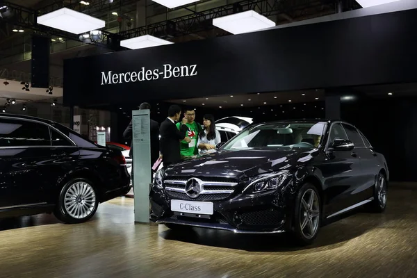 Kinesisk Anställd Pratar Med Besökare Bredvid Mercedes Benz Klass Bilutställning — Stockfoto