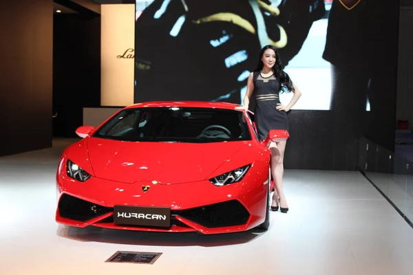 Модель Позує Lamborghini Хуракан Під Час Автоматичного Шоу Місті Ченду — стокове фото
