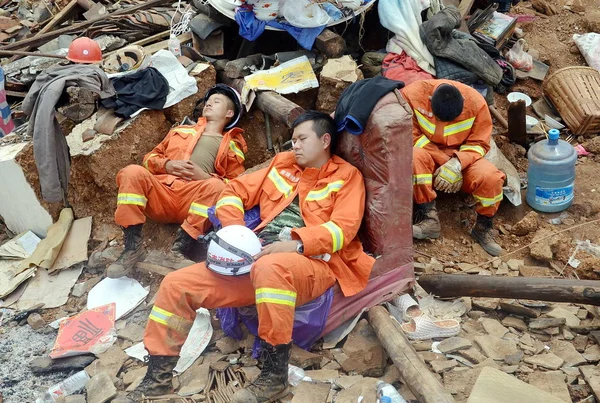 Chinese Rescuers Rest Debris Houses Devastated Magnitude Earthquake Longtoushan Town — Stock Photo, Image