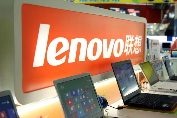 Ordenadores Portátiles Lenovo Están Venta Una Tienda Shanghai China Enero —  Fotos de Stock