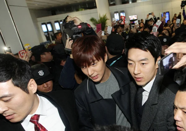 Actor Surcoreano Lee Min Centro Está Rodeado Multitudes Fans Llegada —  Fotos de Stock
