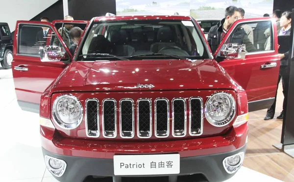 File Visitantes Probar Jeep Patriota Chrysler Durante Una Exposición Automóviles — Foto de Stock