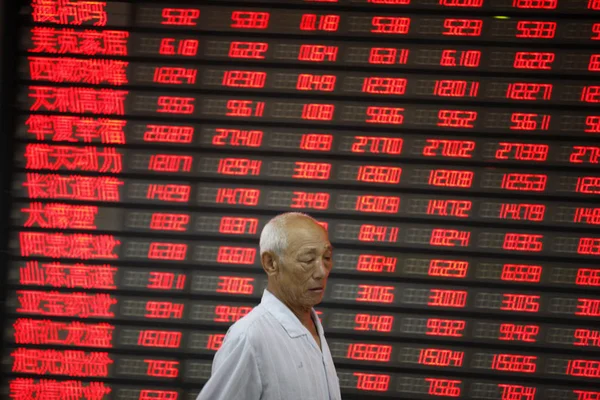 Китайський Інвестор Проходить Повз Екрану Відображення Цін Акцій Червоний Зростання — стокове фото