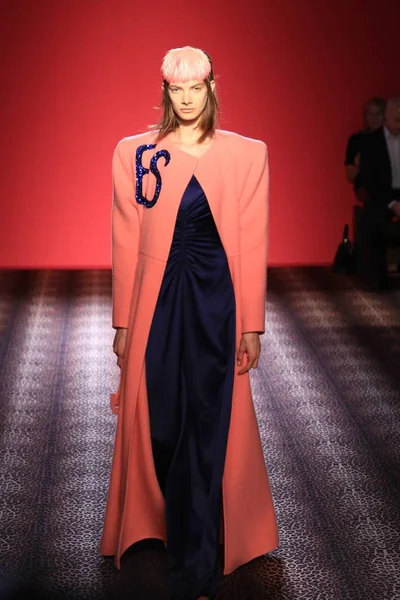 Модель Показує Створіння Нове Скіапареллі Осінь Зима 2014 Haute Couture — стокове фото