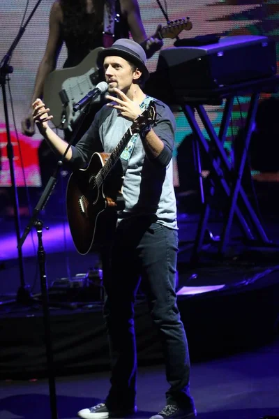 美国歌手兼词曲作者杰森 姆拉兹2014年11月29日在台湾台北举行的演唱会上表演 — 图库照片