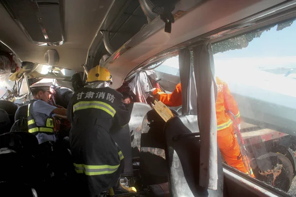 2014年8月26日 中国甘肃省酒泉市瓜州县一辆公路上发生一起损坏的客车与一辆卡车相撞事故 中国救援人员正在救治 — 图库照片