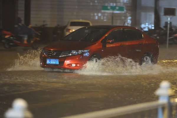 Samochód Biegnie Zalanych Drogach Spowodowanych Przez Ulewne Deszcze Typhoon Fung — Zdjęcie stockowe