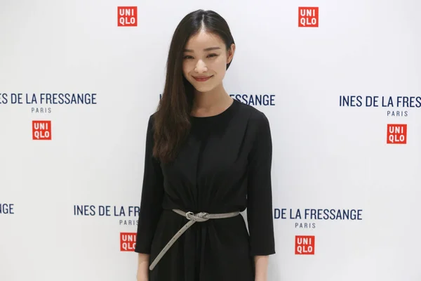 中国の女優 ニッケル ポーズ イネス Lafressange 上海の淮海路にユニクロの旗艦店では パリの新しいコレクションの発表イベントで 2014 — ストック写真