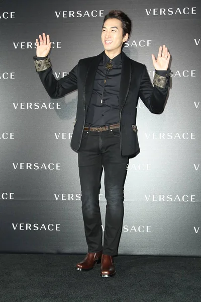 Südkoreanischer Schauspieler Song Seung Heon Winkt Bei Einem Versace Mode — Stockfoto
