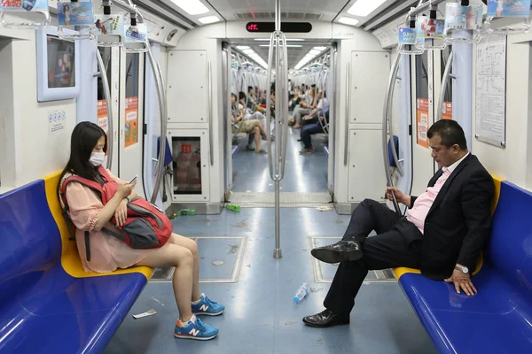 Los Pasajeros Sientan Tren Subterráneo Beijing China Mayo 2014 — Foto de Stock