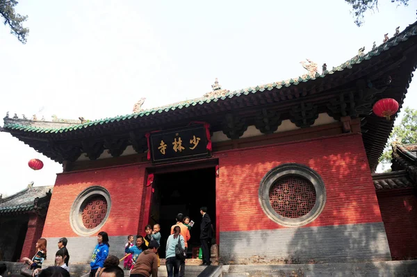 File 2010년 10월 허난성 덩펑시의 소림사원을 방문하는 관광객들 — 스톡 사진