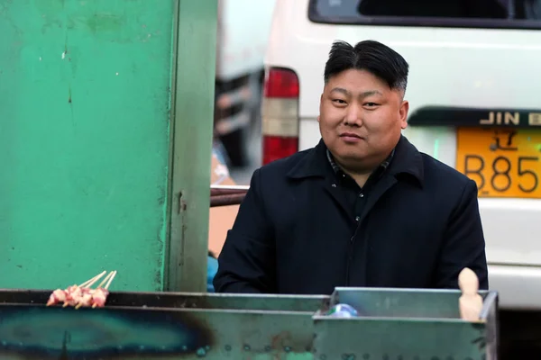 Vendedor Barbacoa Chino Que Asemeja Líder Norcoreano Kim Jong Sienta — Foto de Stock