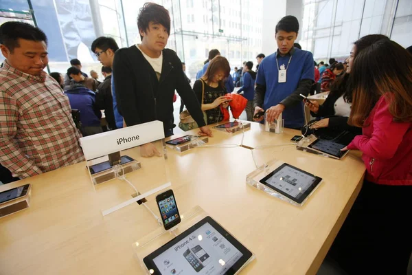 Los Clientes Prueban Teléfonos Inteligentes Iphone Apple Store Calle Comercial — Foto de Stock