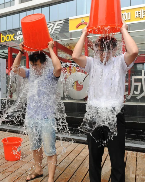Two Men Brave Ice Bucket Challenge Raise Fund Local Primary — Stock Photo, Image