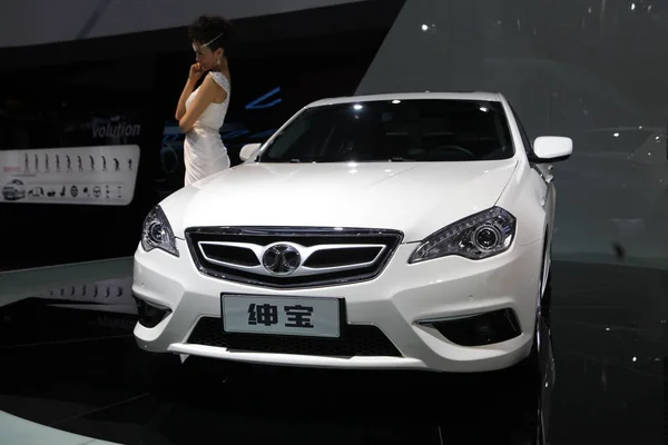 2012年11月23日 在中国南方广东省广州市举行的第十届中国 国际汽车展览会 国际汽车展览会上 巴克汽车的一辆 Senova 汽车在中国广东省南部举行 — 图库照片