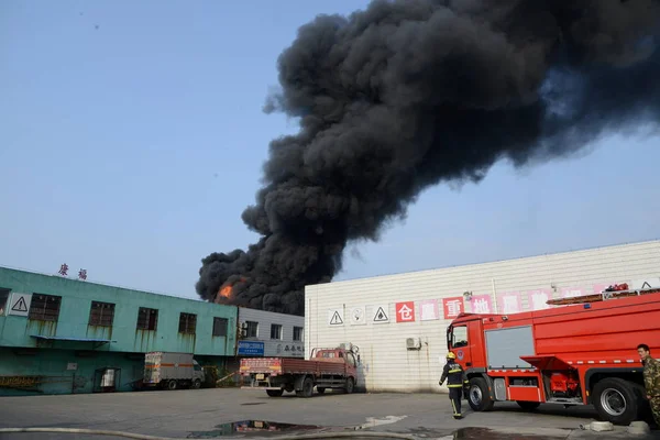 Humo Negro Levanta Del Fuego Causado Por Las Explosiones Los — Foto de Stock