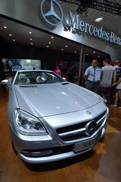 Visitantes Olham Para Carro Mercedes Benz Slk Class Durante Uma — Fotografia de Stock
