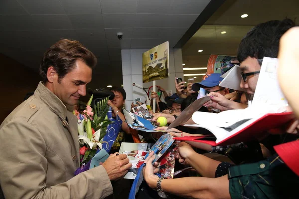 Swiss Tennis Superstar Roger Federer Signs Autographs Fans Shanghai Pudong — Stock Photo, Image