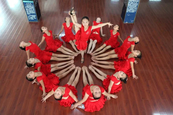 Молодий Китайський Girls Стабілізуючий Балету Вихователем Представляти Квітка Фотографії Під — стокове фото