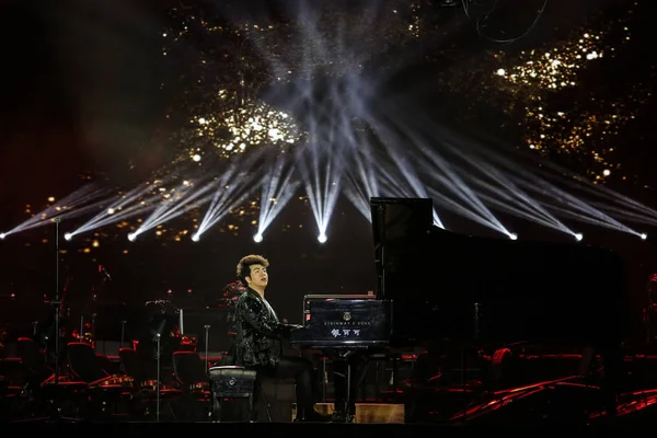2014 日中国中央部の湖北省武漢市に中国ツアー コンサートで彼中国ピアニスト ランを実行します — ストック写真