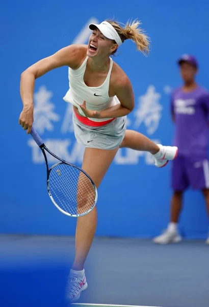 2014年9月24日 在中国中部湖北省武汉市举行的 2014年 Wta 武汉网球公开赛女单第三轮比赛中 俄罗斯选手玛丽亚 莎拉波娃在对阵瑞士选手蒂米亚 巴辛斯基的比赛中任职 — 图库照片