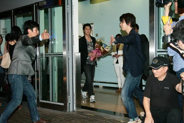 Ator Cantor Japonês Fukuyama Masaharu Centro Segura Buquê Flores Enquanto — Fotografia de Stock