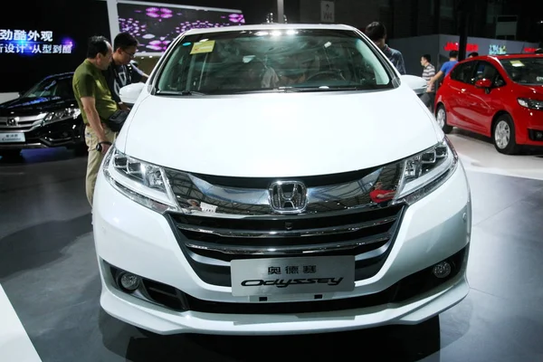 Besökare Titta Honda Odyssey 2014 Pudong Internationella Fordonsindustrin Utställning Shanghai — Stockfoto
