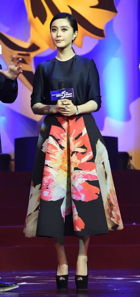 2014年8月26日 中国女演员范冰冰在中国北京举行的第五届明星市民颁奖仪式上摆姿势 — 图库照片