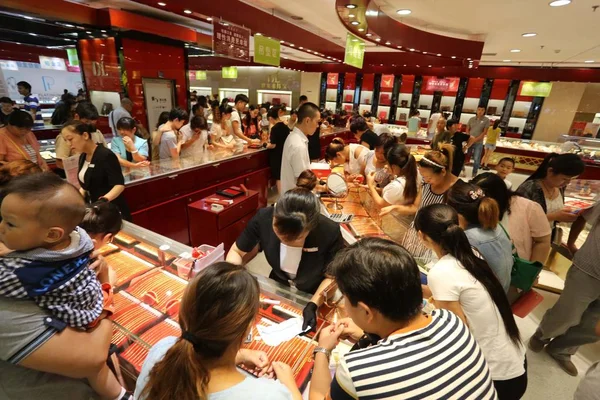 Китайський Клієнти Купують Золотих Прикрас Ювелірному Магазині Xuchang Міста Центральна — стокове фото