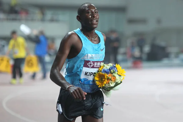 Conseslus Kipruto Quênia Corre Com Flores Para Comemorar Depois Ganhar — Fotografia de Stock