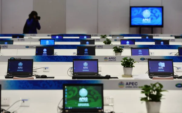 レノボのThinkpadのラップトップコンピュータは 2014年11月4日 中国の北京の中国国家コンベンションセンターでApec China 2014に先駆けてメディアセンターに並んでいます — ストック写真
