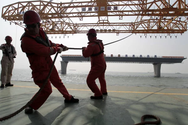 Kinesiska Arbetare Lasta Lådbalk Bryggor Hong Kong Zhuhai Macao Bridge — Stockfoto