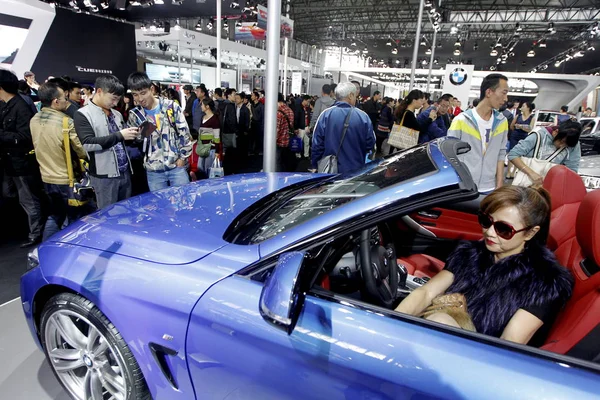 Chinese Bezoekers Uitproberen Kijken Naar Bmw Cars Een Auto Show — Stockfoto