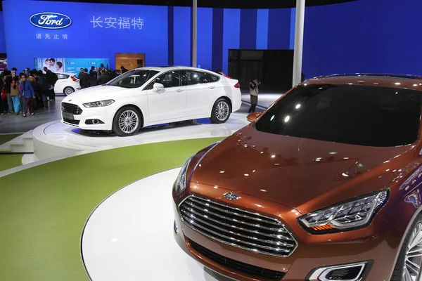 Odwiedzający Spojrzenie Samochód Koncepcyjny Ford Escort Podczas Shanghai International Automobile — Zdjęcie stockowe