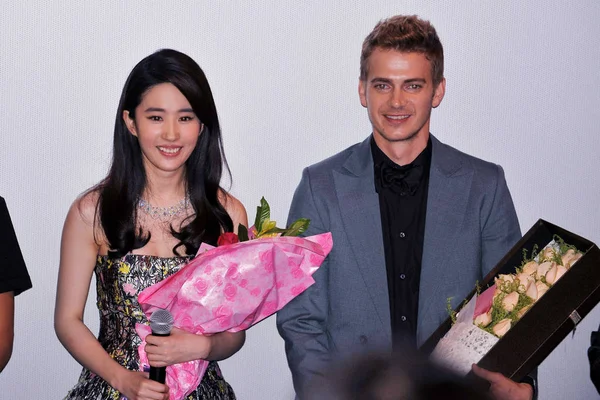 Atriz Chinesa Liu Yifei Esquerda Ator Canadense Hayden Christensen Sorrir — Fotografia de Stock