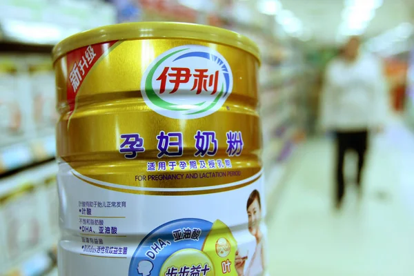 File Customer Buys Tin Yili Milk Powder Pregnancy Lactation Period — Stock Photo, Image